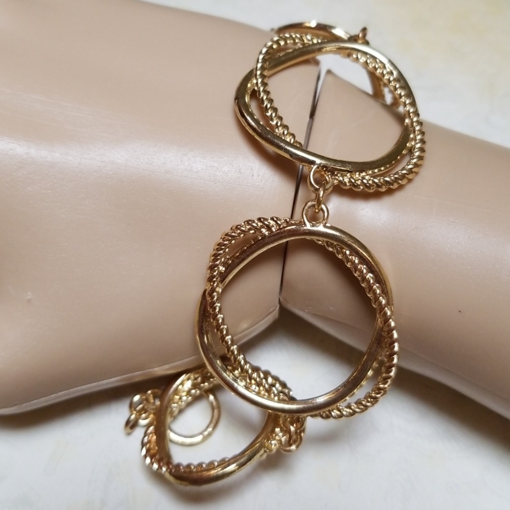 Vintage 1970s Goldtone Intertwined Circles Rope Design Toggle Clasp Bracelet - Picture 9 of 11